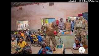 Education : Le Capitaine Ibrahim Traoré, enseignant d’une matinée à l’Ecole « B » de Péni