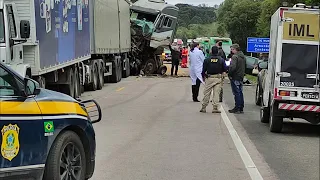 Acidente de trânsito na BR 476, município de Araucária Pr, envolve 7 veículos, 3 vítimas fatais