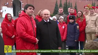 Владимир Путин возложил цветы к памятнику Кузьме Минину и Дмитрию Пожарскому на Красной площади