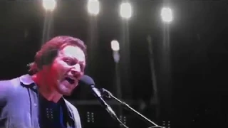 Eddie Vedder Cries after Tribute to Chris Cornell Black In Half Step Down