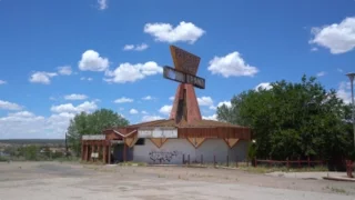 ABANDONED Route 66 Roadside Attraction + DEAD MOTEL