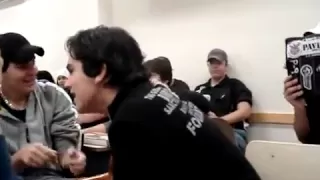 Luan Santana cantando na escola!