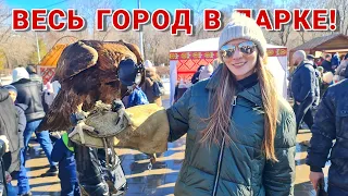 В парке Караганды ТЫСЯЧИ ЛЮДЕЙ | Сквер "Вечный огонь" | VLOG