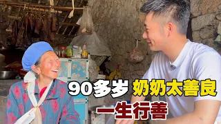 Visiting Strangers: A Heartwarming Encounter with a 90-Year-Old Granny on Our Road Trip