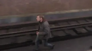 мужик на рельсах в метро неадекват