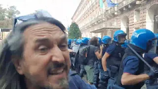 Dure cariche della polizia contro gli studenti che manifestano a Torino contro il governo Meloni