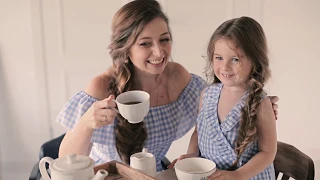 Идея для фотосессии мамы и дочки - семейная фотосессия на кухне с мукой и пироженками