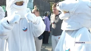 Молодёжь в костюмах белых медведей навестила обитателей зоопарка "Роев ручей"