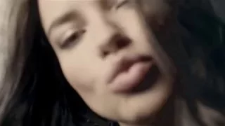 Mavi - Adriana Lima - Çok mu çok modayız?