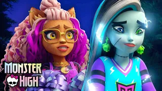 Frankie Tries Out for the Fearleading Team! | Monster High