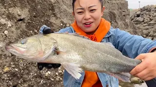 Xiaozhang Caught A BIG Fish , So Heavy（Catch the sea）