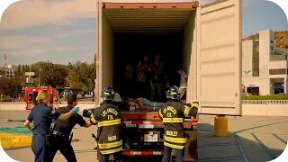 Эмигрантов оставили в закрытом грузовике. Сериал 9-1-1 #6
