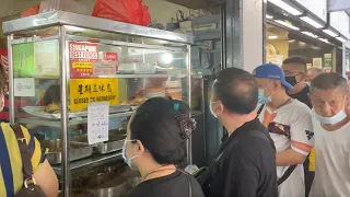 So Many People Wait in Line!! Delicious Singapore Hawker Food! (Singapore Street Food)