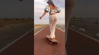 She can do it all💁🏼‍♀️🔥🤍 #skate #skatergirl #longboard #sunset #shorts