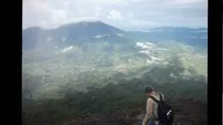 Pemandangan Puncak dari Puncak Gunung Merapi Sumbar