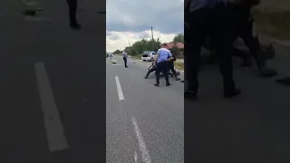 bărbat încătușat de polițiști