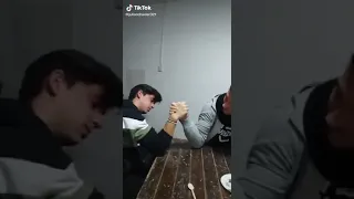 Le Rompe un Brazo Haciendo Fuercitas