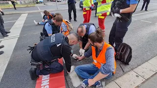 Klima-Aktivisten kleben sich in Kassel auf Fahrbahn fest