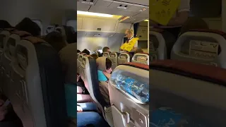 Демонстрация аварийно-спасательного оборудования Boeing 767-300ER AZUR air, часть 4