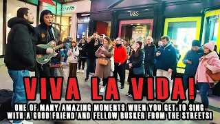 A SURPRISE BUSKER joins me and IMPRESSES the CROWD with 'VIVA LA VIDA'! @GusMatheus