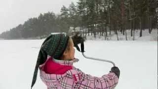 Дети сверлят лунку