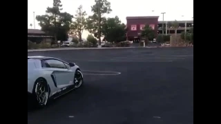 Geiler Aventador beim Parkplatz drift