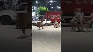 morador de rua faz sucesso cantando nas ruas de torres RS