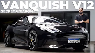Por que o melhor V12 DO MUNDO é INGLÊS 🇬🇧? Aston Martin Vanquish Secret Weapon.