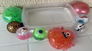 MISTURANDO TODOS OS TIPOS DE BOLAS ANTI STRESS DOS EUA NO SLIME TRANSPARENTE!! (mega satisfatório)