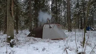 В зимнем лесу с тёплой палаткой (короткое видео)