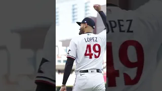 Johan Santana throws the first pitch to Joe Mauer in a Pablo López uni. 🔥