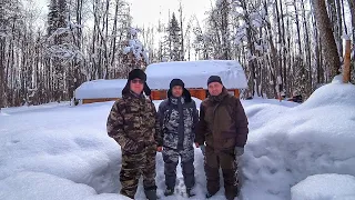 ИЗБУ ЗАСЫПАЛО СНЕГОМ / НОЧУЕМ В ГЛУБИНКЕ ЛЕСА СО ВСЕМИ УДОБСТВАМИ / ЕДА НА УГЛЯХ