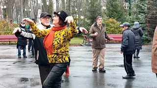 ПОЛЕВЫЕ ЦВЕТЫ СОБЕРУ БУКЕТ!💃🕺👍/ТАНЦЫ В ПАРКЕ ГОРЬКОГО ХАРЬКОВ НОЯБРЬ 2021