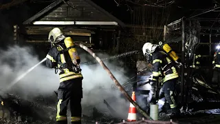 Feuerwehr muss Gartenlaube löschen – Polizei vermutet Brandstiftung