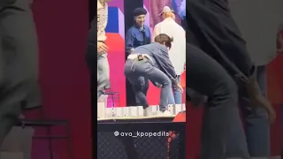 The way Felix was trying to get out from Bangchan's hold..😭🤣 #skz #bench