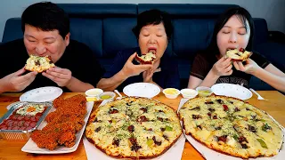 Mega mozzarella cheese pizza full of cheese - Mukbang eating show