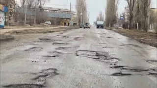 Не асфальт, а решето: жуткие дороги сняли на видео жители Камышина Волгоградской области