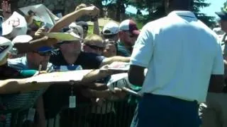 Michael Jordan signing autographs for free for fans at Lake Tahoe 2012 golf tournament [HD]