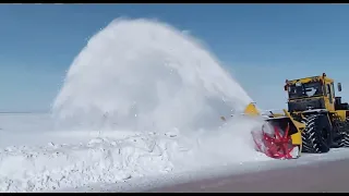 Мощный трактор К-700 шнекоротор чистит снег! Powerful tractor K-700 auger cleans snow