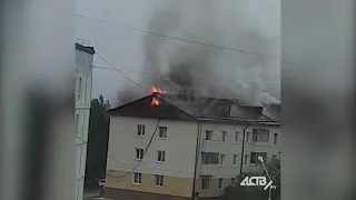 В Луговом горит крыша трёхэтажного дома