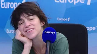 Émue, Charlotte Gainsbourg découvre un live son père datant de 1974 sur Europe 1