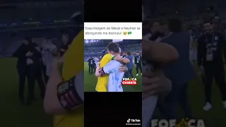 Messi e Neymar se abraçando na Final Grandes Amigos não importa a Nacionalidade