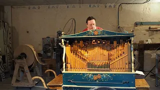 Englishman in New York - Sting - Barrel organ cover making of.