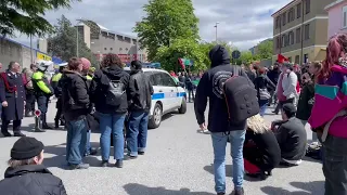 Manifestanti bloccano l'auto della polizia fuori dalla Risiera di Trieste