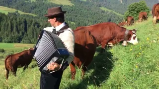 LA PLACE DU VILLAGE Un concerto cloches de vaches-accordéon à Megève  "Montagnes d'Italie"