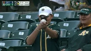 Young fan picks up Miggy's foul ball