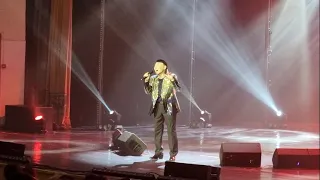 Александр Бурнашов выступает на Гала-концерте «КӨР- КҮЛҮҮ, ЫРЫА-ТОЙУК».  На якутском языке
