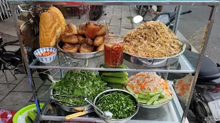 Sài Gòn xuất hiện xe bánh mì bì 15k nhìn cực mê cách làm sạch sẽ sắp xếp gọn gàng