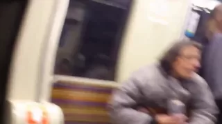 Vieille folle alcoolique et raciste dans le métro!!!!!