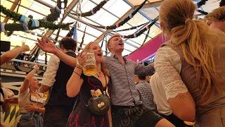 Münchner/Munich Oktoberfest 2023 /  Völlig losgelöst von der Erde in der Schottenhammel Festhalle